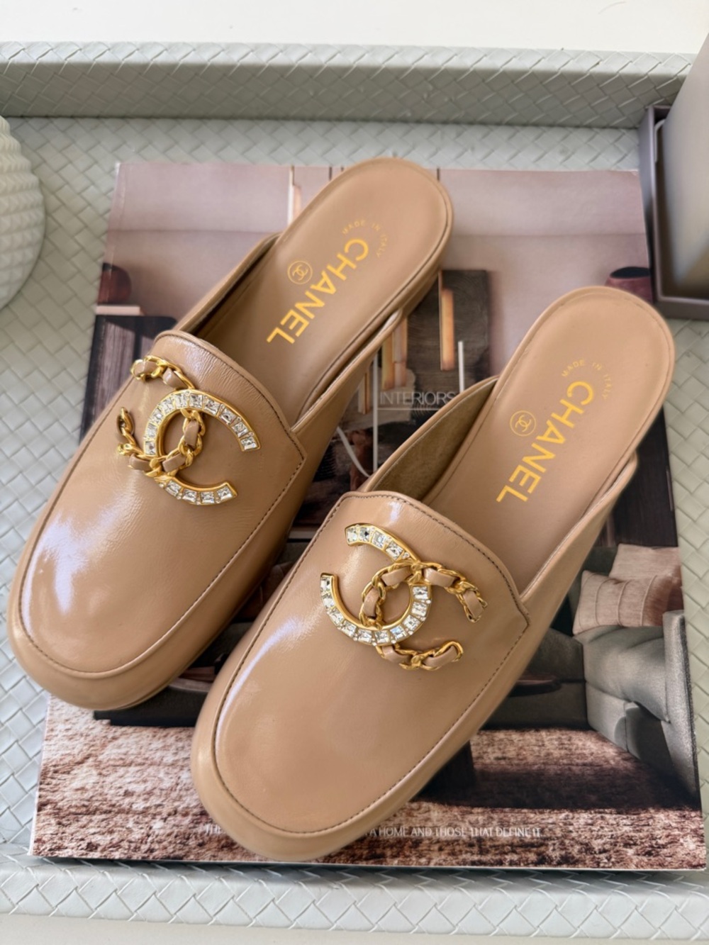 CHANEL GOLD CC LOGO WITH CRYSTALS CHAIN GOLD BEIGE NUDE PATENT LEATHER MULE 36.5 - Picture 11 of 17